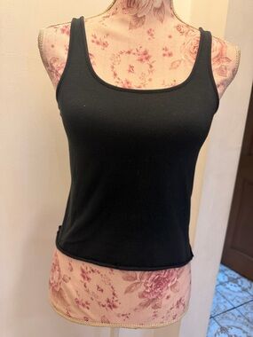 Women's Black Scoop Tank Top - Sleek Everyday Layering